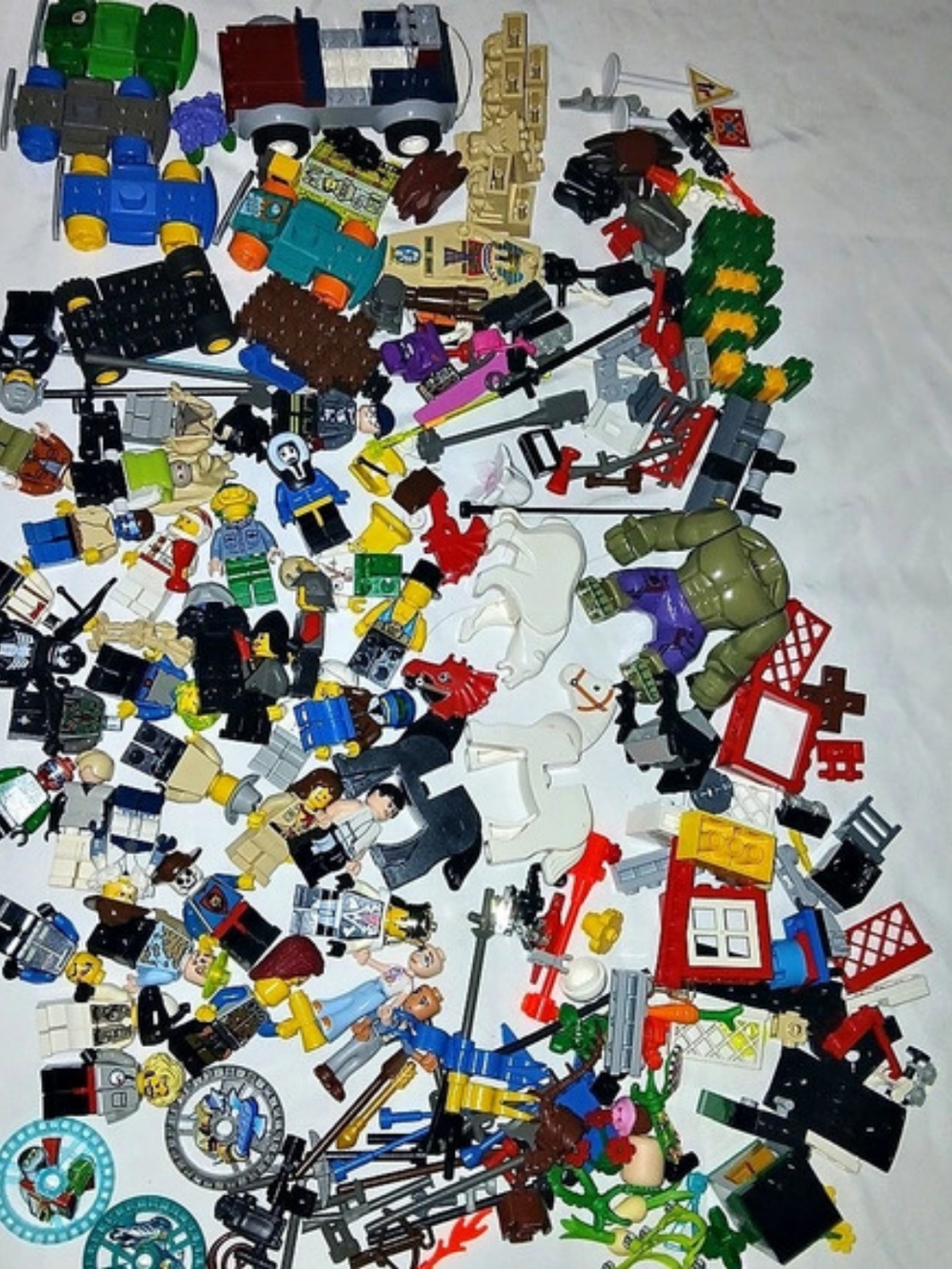 Mixed Toy Building Pieces & Figures
